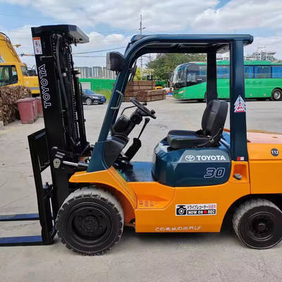 JAPON TOYOTA FD30 chariot élévateur de 3 tonnes dont les dimensions globales sont de 2,6*1,2*2.8