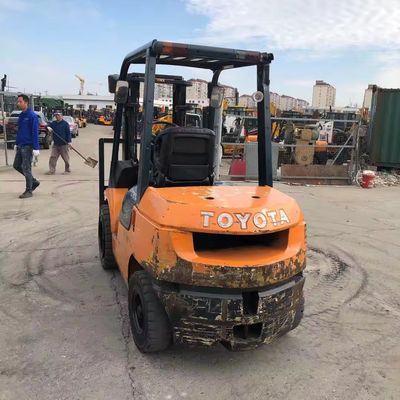 Le chariot élévateur Toyota FD30 utilisé pour la manutention de matériaux