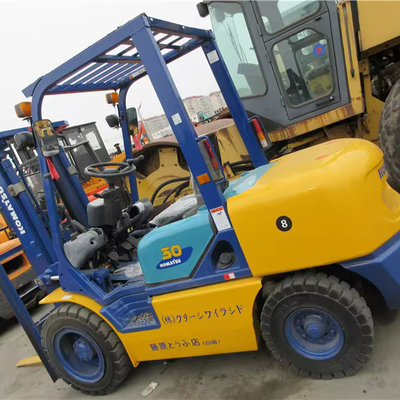 Les magasins de matériaux de construction ont utilisé le chariot élévateur Komatsu FD30 3 tonnes diesel en 2012