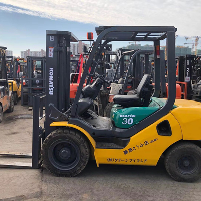 En bon état, le chariot élévateur de 3 tonnes Komatsu FD30 importé du Japon avec une longueur de fourchette de 1,2 m.