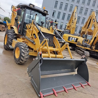 L'excavatrice est équipée d'une valve hydraulique 100% MACHINE, chargée par une excavatrice JCB 3CX 6.45*2.49*3.12