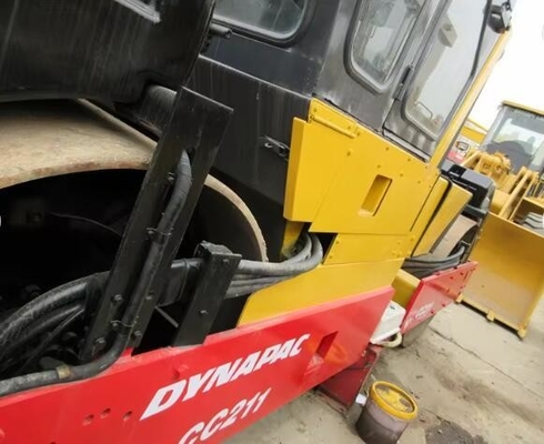 Compacteur à vibration d'occasion Dynapac CC211 rouleau routier d'occasion de Suède