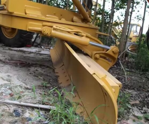 Cat 140M de seconde main avec moteur Cummins en excellent état.