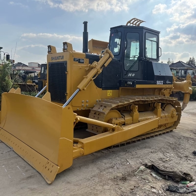 Le bulldozer Shantui SD22 est entièrement hydraulique et pèse 22000 kg.