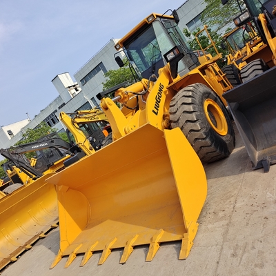 Les chargeurs originaux USED 856 avec un poids de la machine de 17000 kg en bon état et à un bon