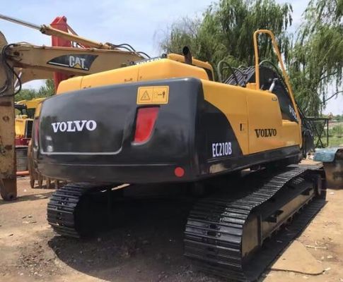 Excavateur Volvo EC210BLC avec une portée maximale de creusement de 4800 mm et une largeur de seaux de 2100 mm