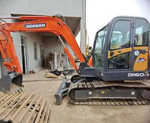 6 tonnes de pelleteuse utilisée Doosan DH60-7 Mini pelleteuse rampante avec moteur YANG MA 4TNV94L