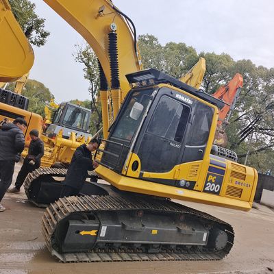 Excavateur Komatsu PC200-8 d'occasion 2016 avec cylindre hydraulique japonais