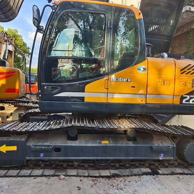 Excavateur Hyundai 225 avec une capacité de seau de 1,2 m3 et une hauteur maximale de creusement de 9840 mm