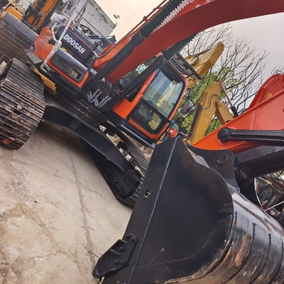 Excavateur Doosan DX300LC en bon état et pompe hydraulique originale